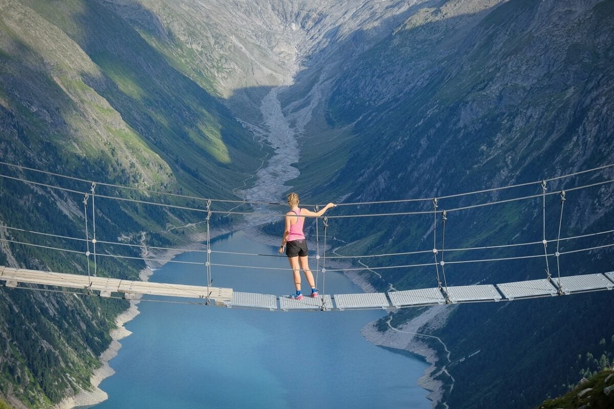 Inaugurato in Umbria il ponte tibetano più alto d Europa ammira il