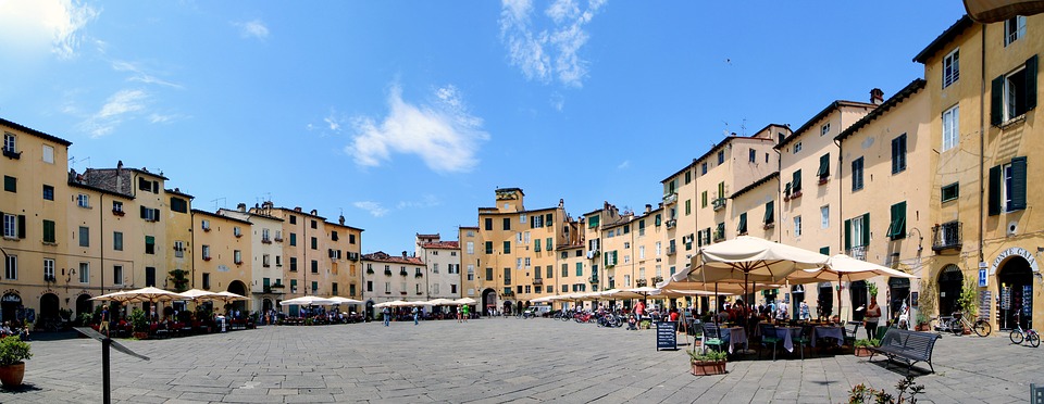 lucca-piazza-anfiteatro