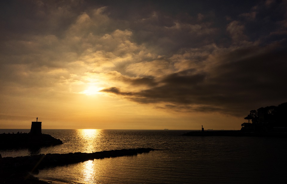 recco-faro-tramonto