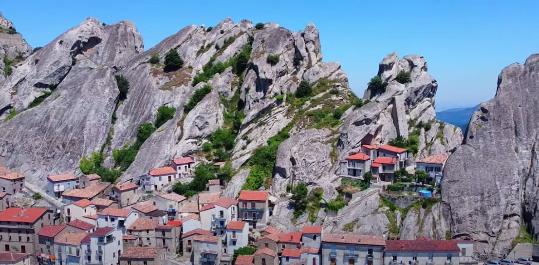 Visitare Pietrapertosa Cosa vedere, cosa fare e volo dell'angelo