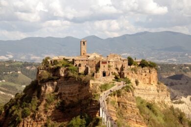 La chiamano la città che muore, ma nel 2028 questo borgo italiano sarà protagonista dell’arte contemporanea