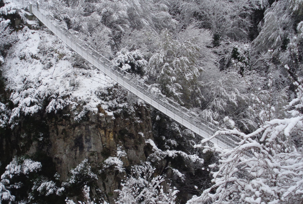 ponte-tibetano-laviano-innevato