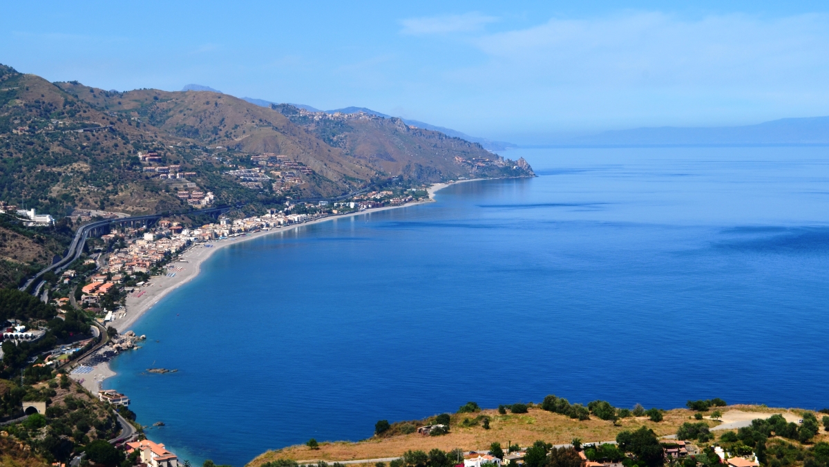 Vacanze a Letojanni: cosa vedere e spiaggia del borgo di pescatori racchiuso tra due bellissimi promontori