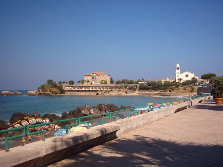Vacanze in Calabria a Belvedere Marittimo il medievale e le