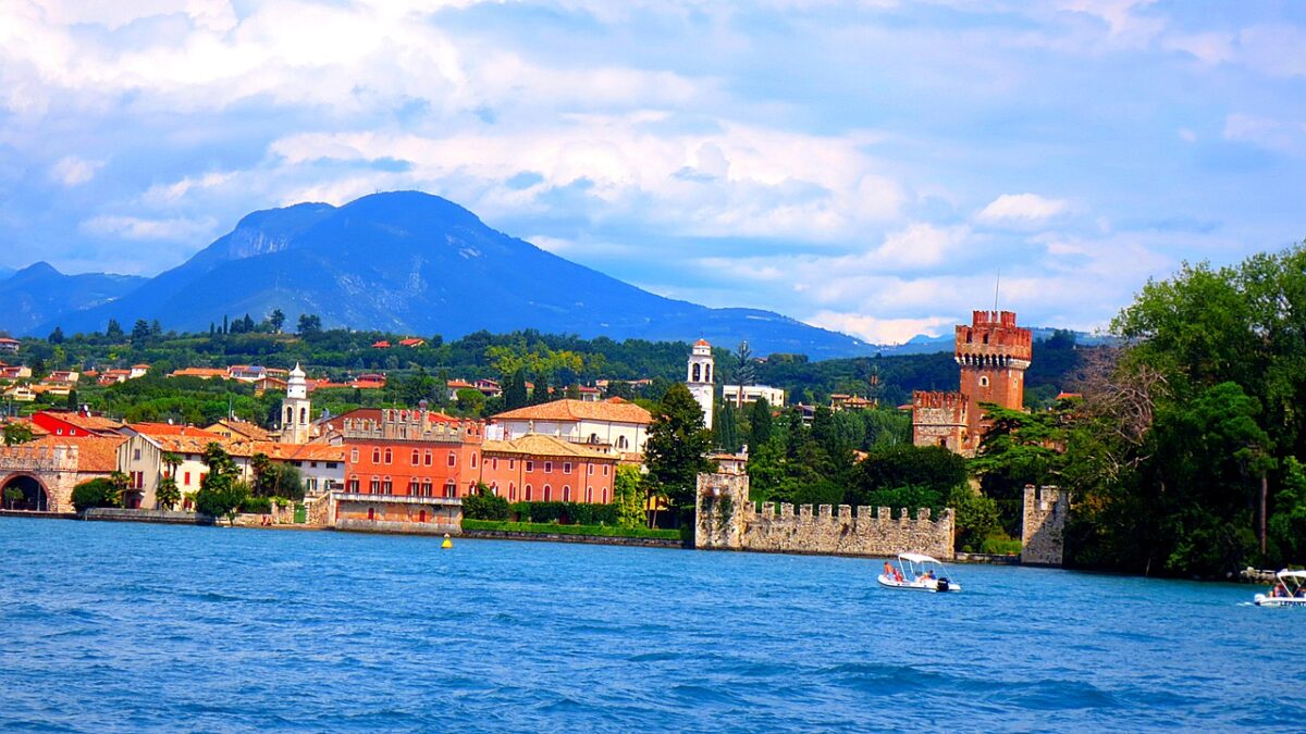 Cosa vedere a Lazise: spiaggia, lungolago e centro storico
