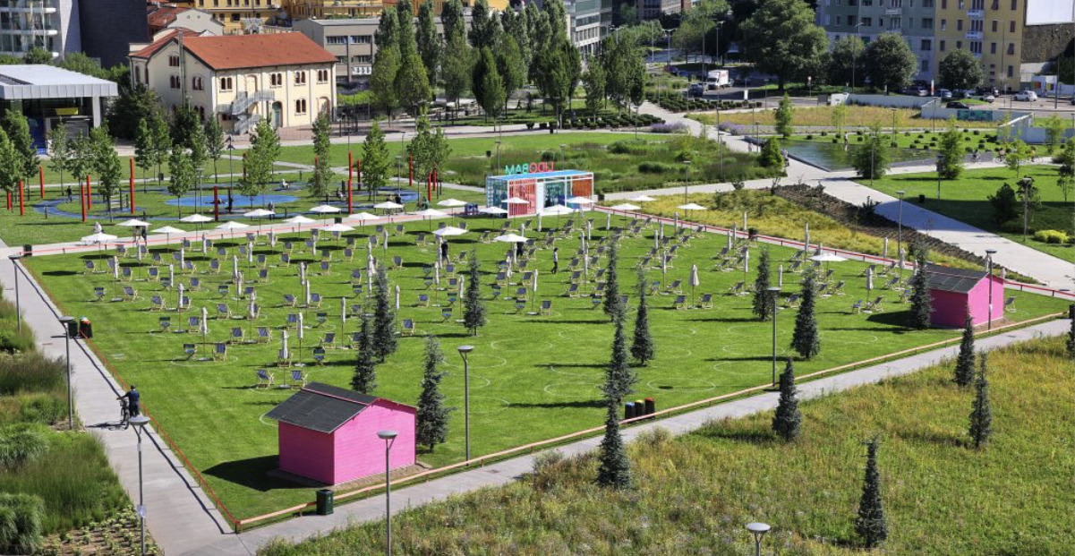 Milano non ha il mare ma ha una spiaggia verde gratuita sotto i grattacieli: ecco dove si trova