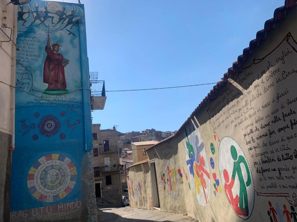 Visitare Orgosolo cosa vedere e cosa fare nella Città dei Murales della Sardegna Visitare Orgosolo cosa vedere e cosa fare nella Città dei Murales della Sardegna