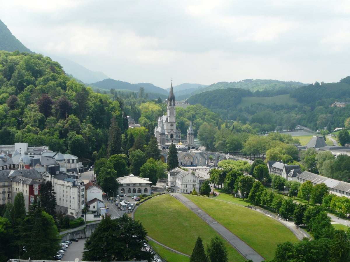 Pellegrinaggio a Lourdes: cosa fare, quando andare e cosa vedere oltre ai luoghi religiosi
