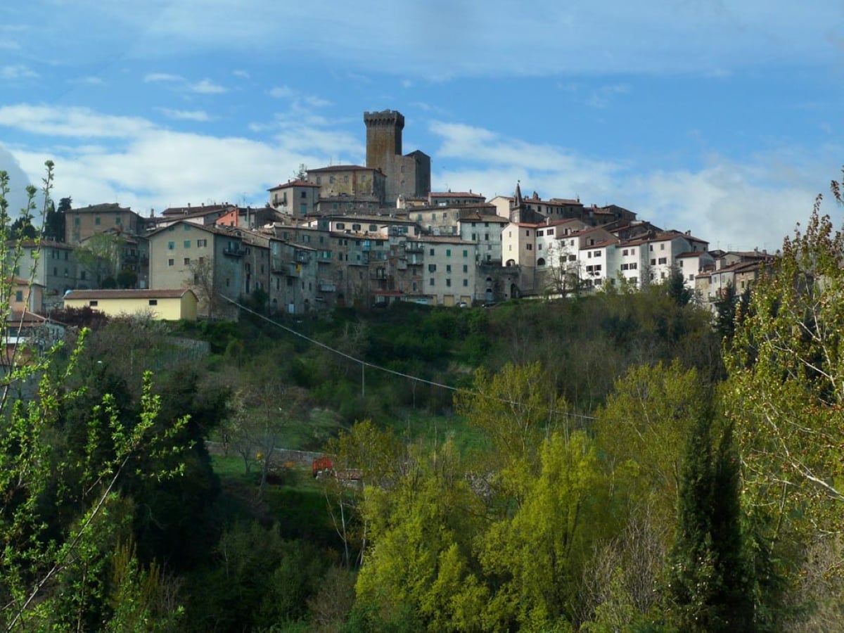Cosa vedere ad Arcidosso: centro storico, rocca aldobrandesca e grotta di Merlino