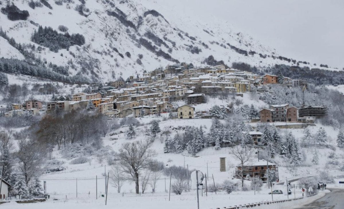 Vacanze sulla neve a Rocca di Cambio: cosa vedere e cosa fare nel comune più alto dell’Appennino