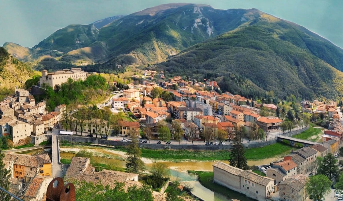 Cosa vedere a Piobbico, il borgo medievale conosciuto come “Il Paese dei Brutti”