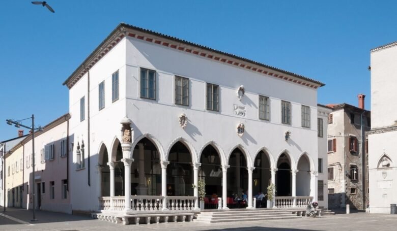 capodistria-cosa-vedere-piazza-tito-palazzo-della-loggia