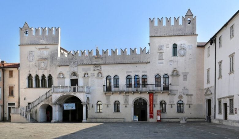capodistria-cosa-vedere-piazza-tito-palazzo-pretorio