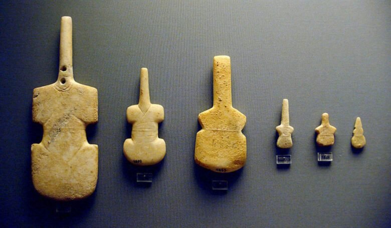 kimolos-museo-archologico-figure-violino-femminili