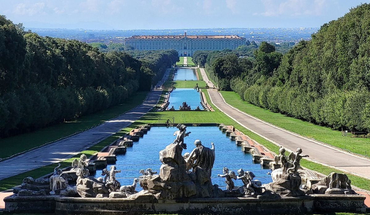 Visitare la Reggia di Caserta a bordo di un trenino storico: ecco quali sono le prossime date