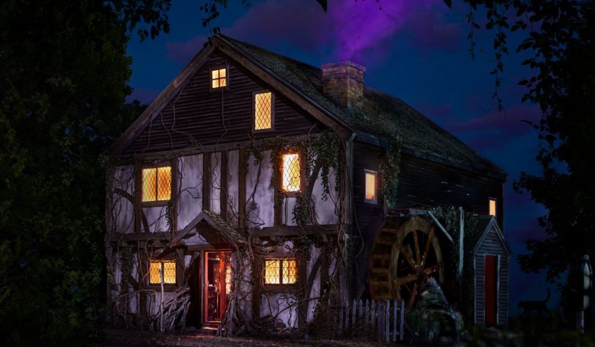 Per un Halloween senza pari affitta su Airbnb il Cottage di Hocus Pocus nel bosco di Salem