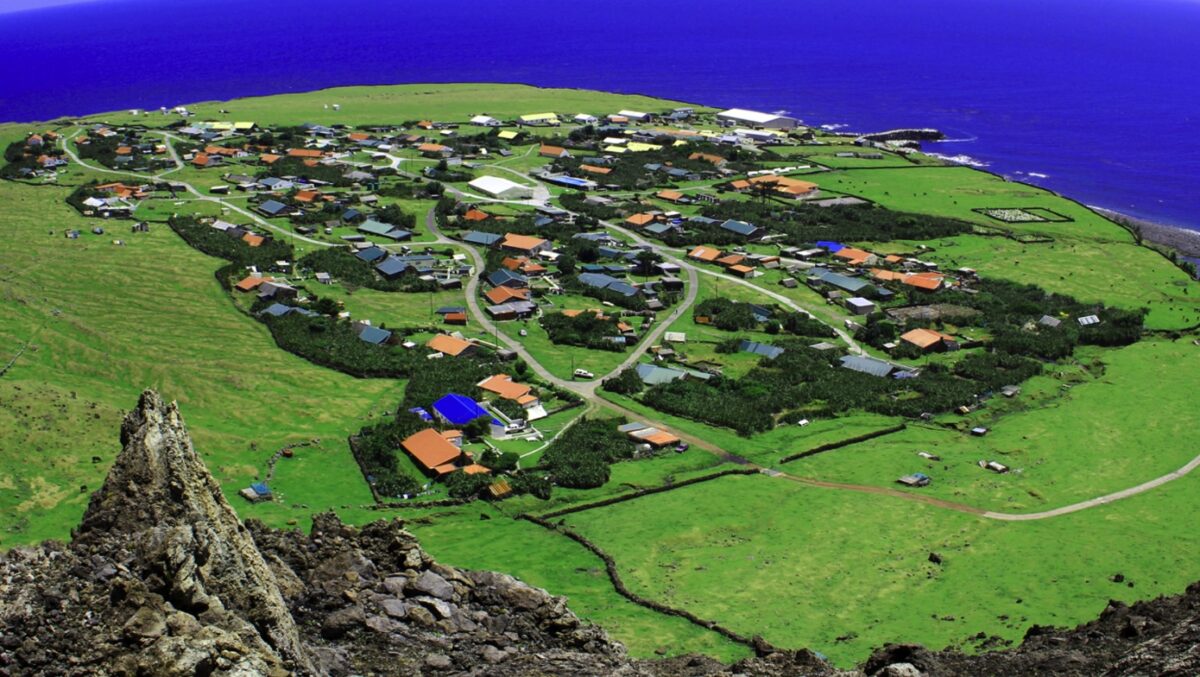 Tristan da Cunha: scopri l’isola abitata più remota della terra. Ecco perchè raggiungerla è una vera impresa