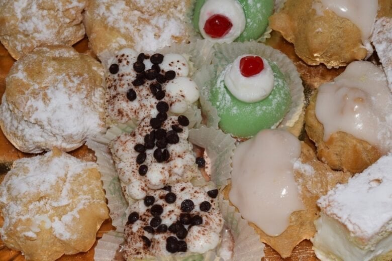 pastries-g7e15aefe1_1280