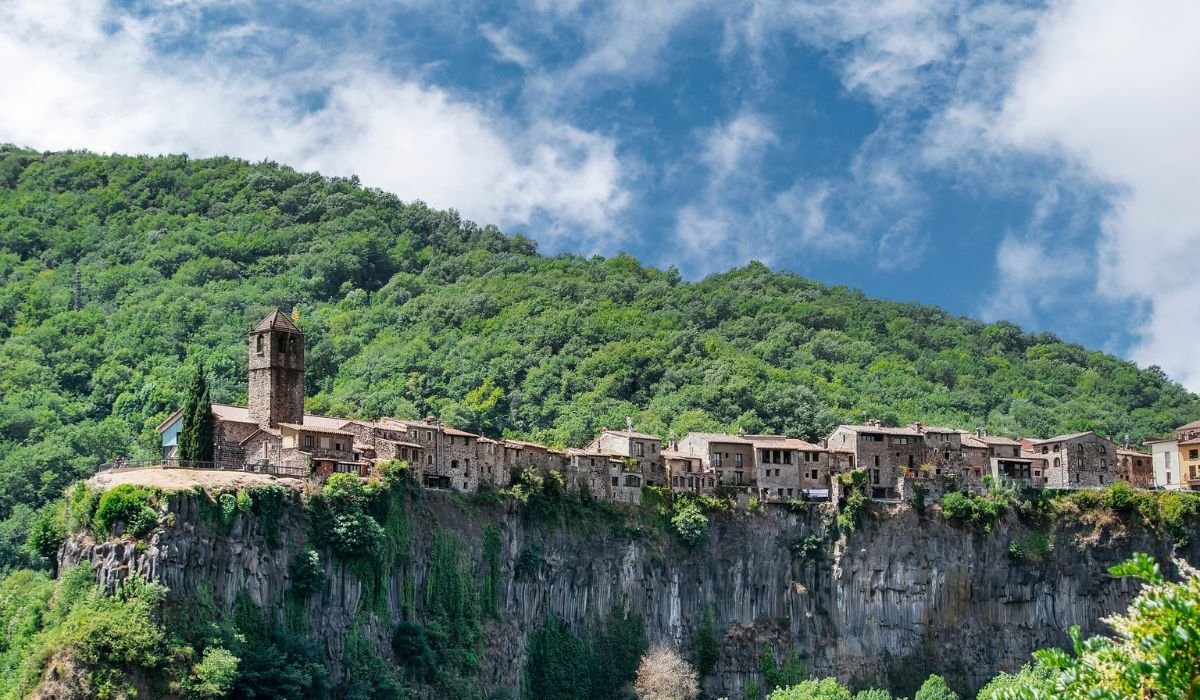 Castellfollit de la Roca: scopri l’incredibile “borgo in bilico” costruito su due colate laviche