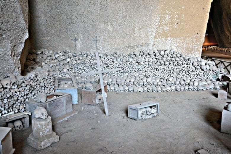 Cimitero delle Fontanelle a Napoli