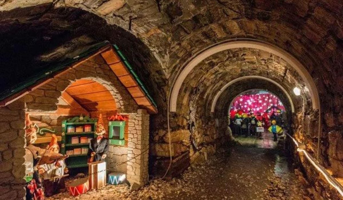 Grotta di Babbo Natale a Ornavasso: un’esperienza incredibile in una galleria sotterranea per incontrare Santa Claus
