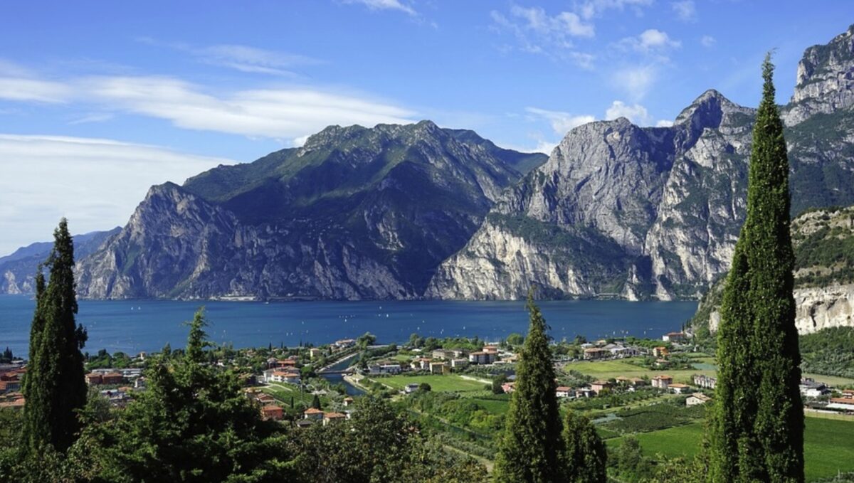 I turisti stranieri amano l’Italia per cibo e cultura: “Divin Costiera”, Sicilia, Lago di Como e Lago di Garda le mete preferite