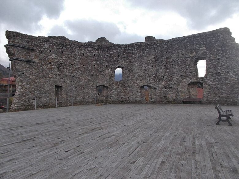 Castello feudale Bardineto (ph wikipedia) Castello feudale Bardineto (ph wikipedia)