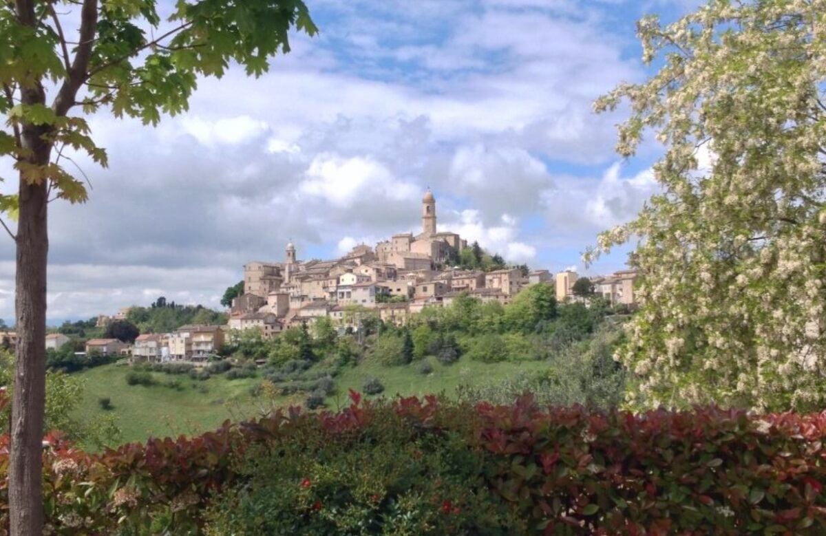 Nelle Marche c’è un intero borgo che puoi affittare per un “soggiorno formato maxi”