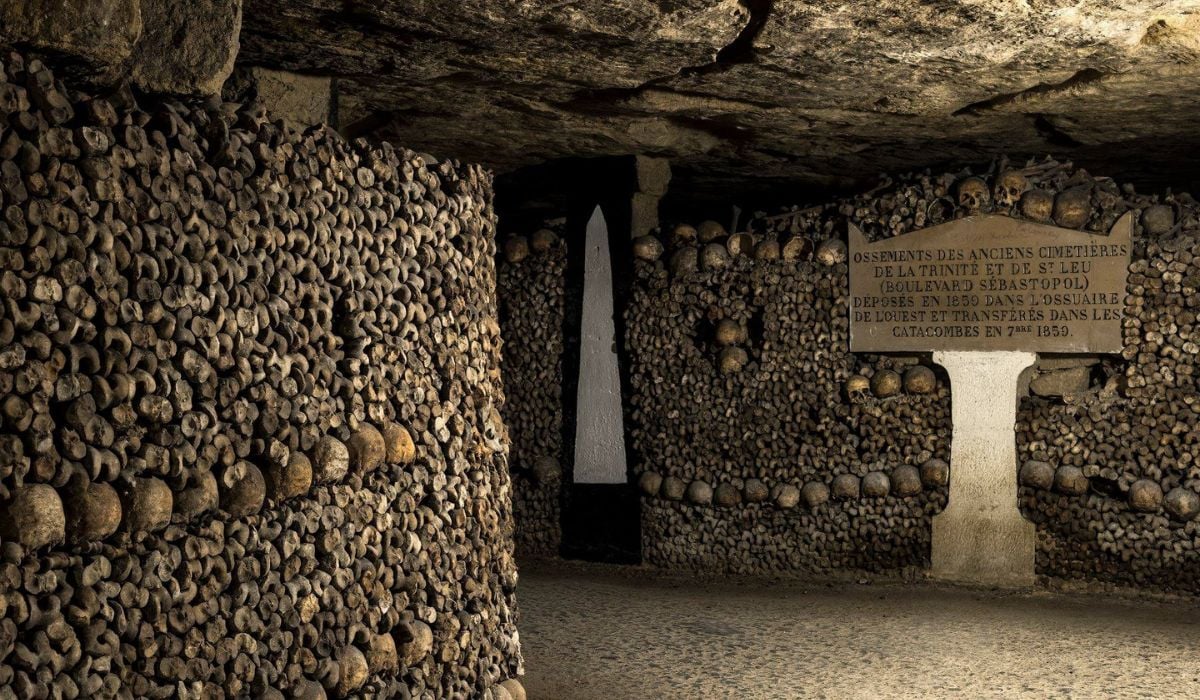 Sotto Parigi c’è “La Città dei Morti”: straordinario viaggio sotterraneo nelle catacombe della capitale francese