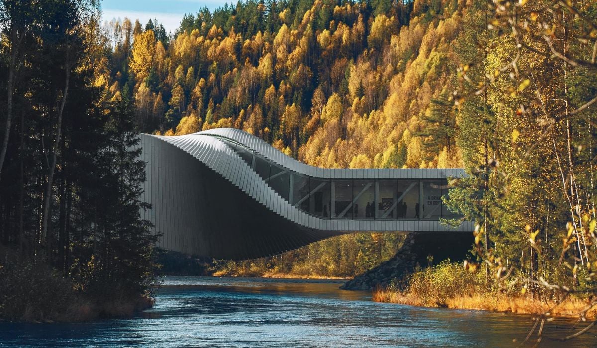In Norvegia c’è un ponte incredibilmente futuristico che è anche galleria d’arte e scultura abitabile