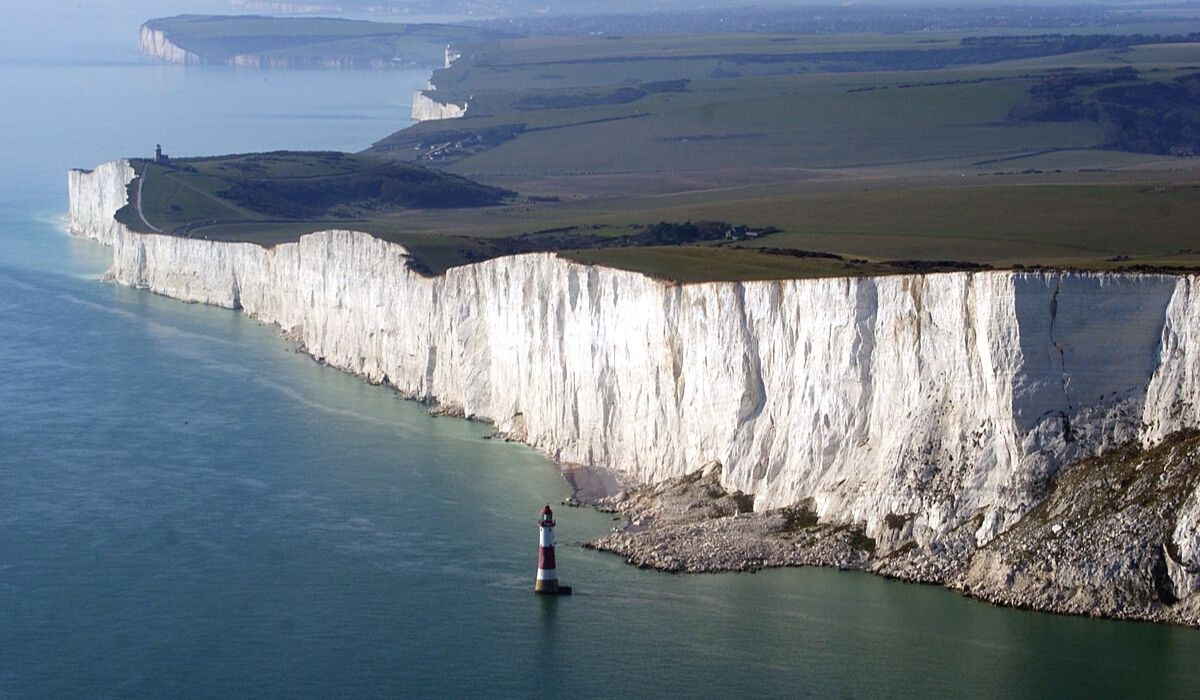 Beachy Head: la scogliera più alta e spettacolare della Gran Bretagna è conosciuta anche come “il luogo dei suicidi”