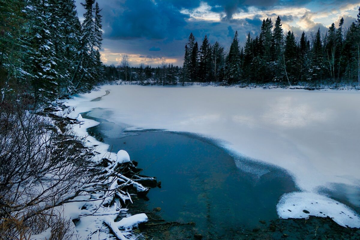 Pattinare o camminare sul Lago di Endine in inverno: “magia di ghiaccio” della Val Cavallina