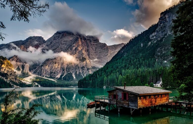 lago di Braies (ph credit pixabay) lago di Braies (ph credit pixabay)