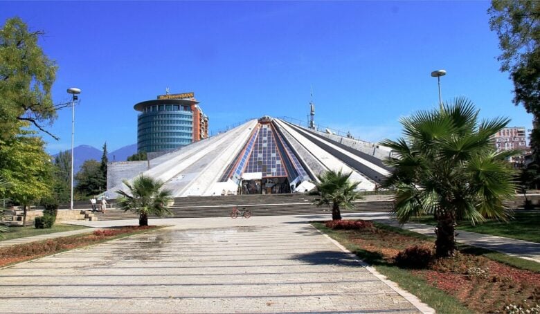 piramide di hoxha tirana piramide di hoxha tirana