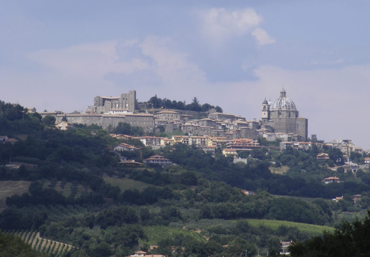 Questo borgo dalla storia millenaria è famoso in tutto il mondo per il vino ed i paesaggi
