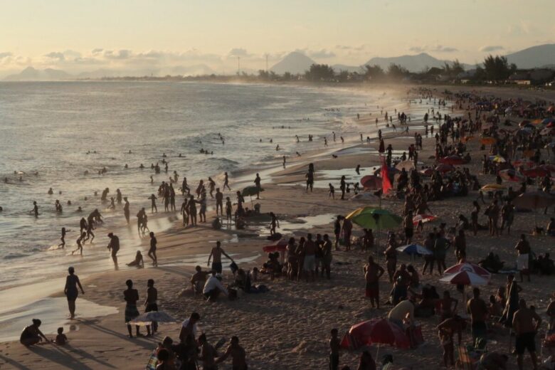 spiaggia-folla spiaggia-folla