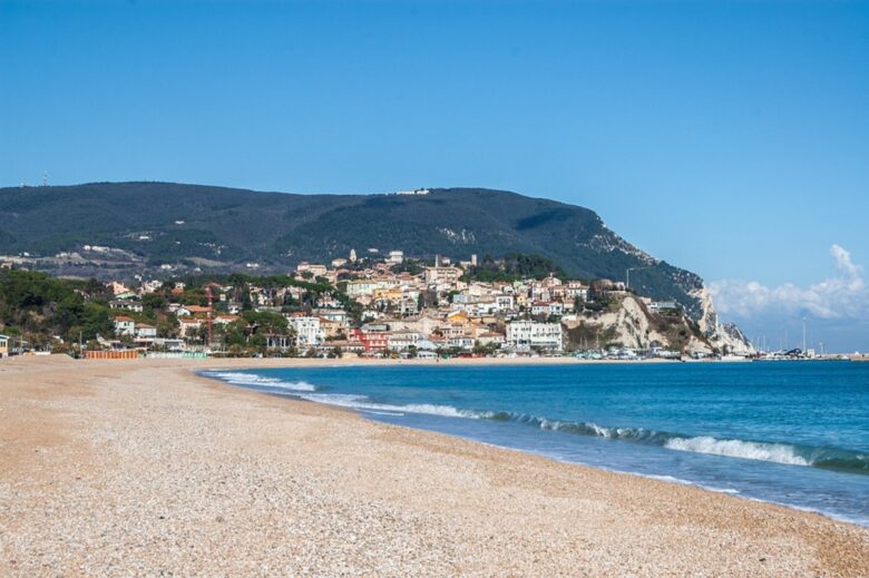 spiaggia di Sirolo a Conero nelle Marche Italia spiaggia di Sirolo a Conero nelle Marche Italia