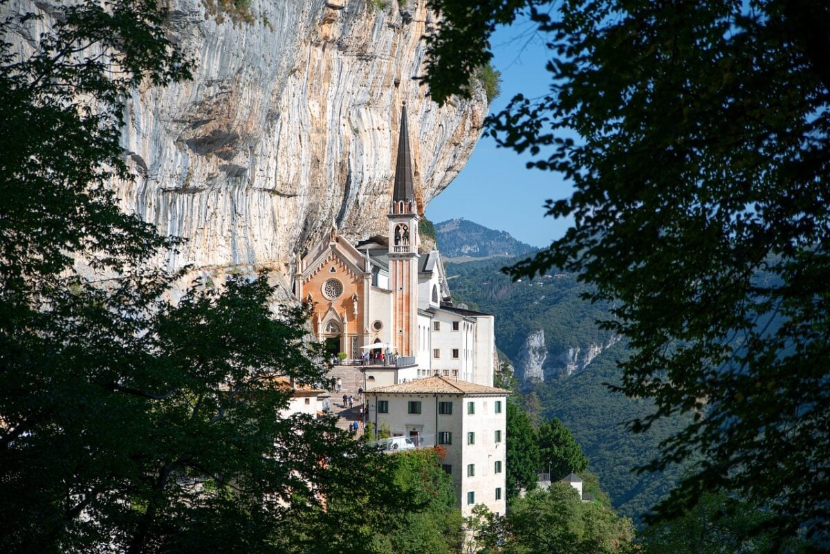 Sospeso tra cielo e terra questo Santuario è un capolavoro di alta ingegneria e si trova in Italia
