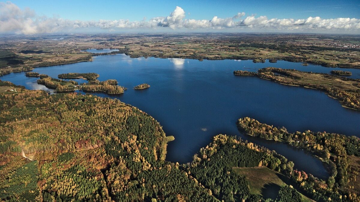 Questa regione europea ti stupirà: ci sono 2000 laghi e le vacanze costano pochissimo