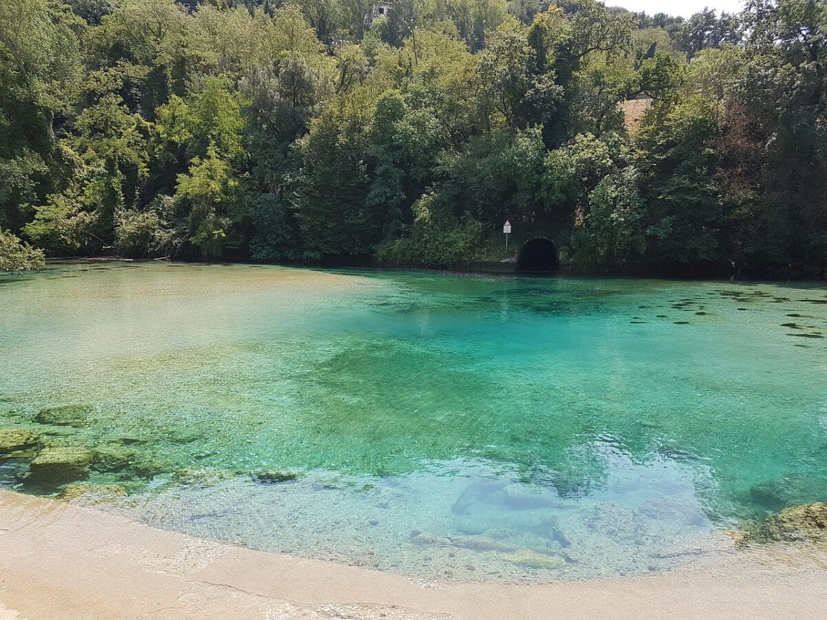 Questa piscina naturale dalle acque cristalline è un gioiello incontaminato ancora poco conosciuto dove è possibile fare il bagno