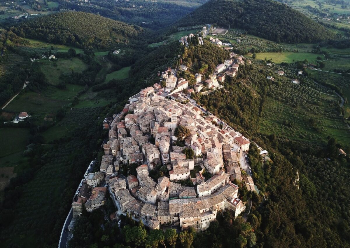 Questo borgo italiano citato anche nell’Eneide è ideale per fare un aperitivo dal “mood medievale” e con panorama mozzafiato