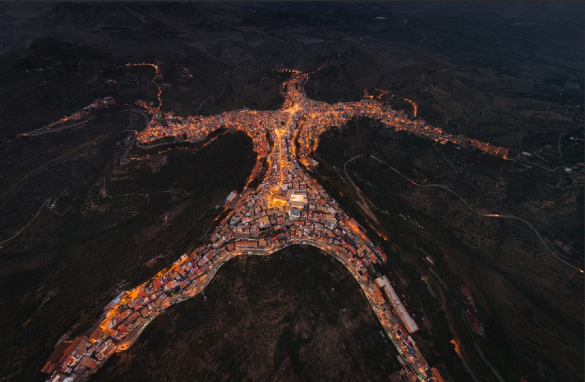 I reFocus Award 2023 premiano la foto del bellissimo e particolarissimo borgo italiano a forma un uomo: scoprilo