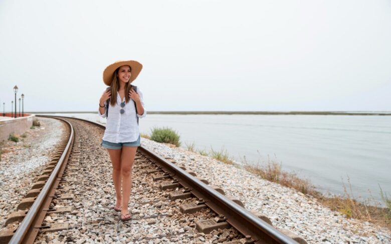 binari-treno-ragazza binari-treno-ragazza