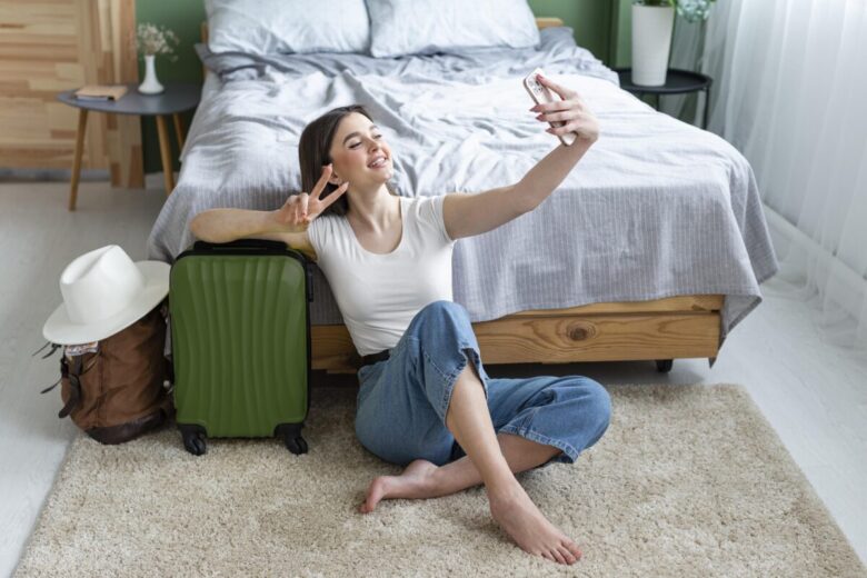 donna-selfie-valigia-vacanza donna-selfie-valigia-vacanza