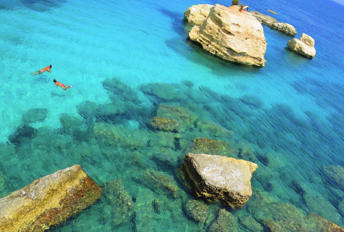 Altro che Caraibi: questo paradiso dalle acque turchesi si trova in Italia ed è davvero incredibile