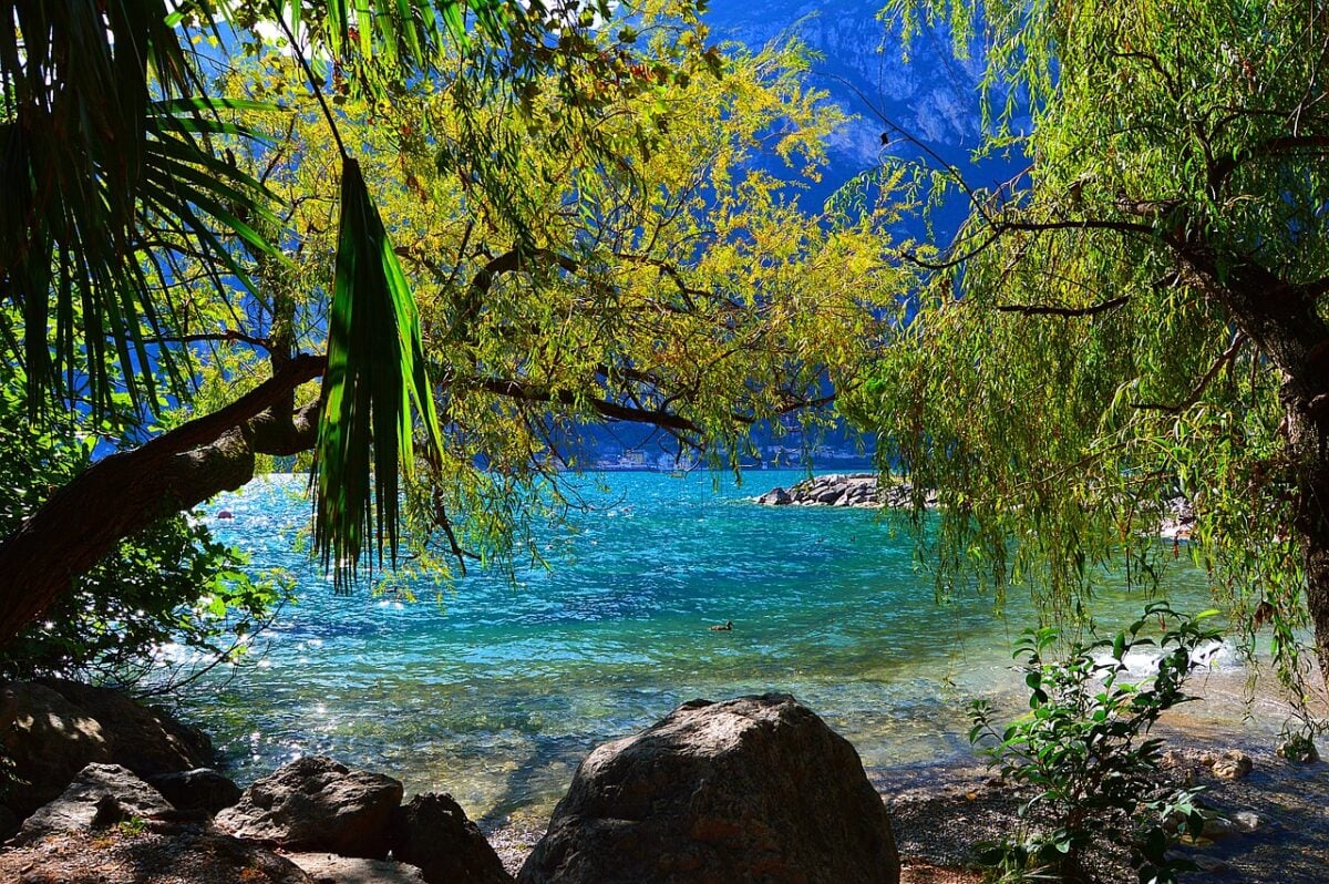10 migliori spiagge sul Lago di Garda per trascorrere le vacanza tra paesaggi mozzafiato, relax e sport