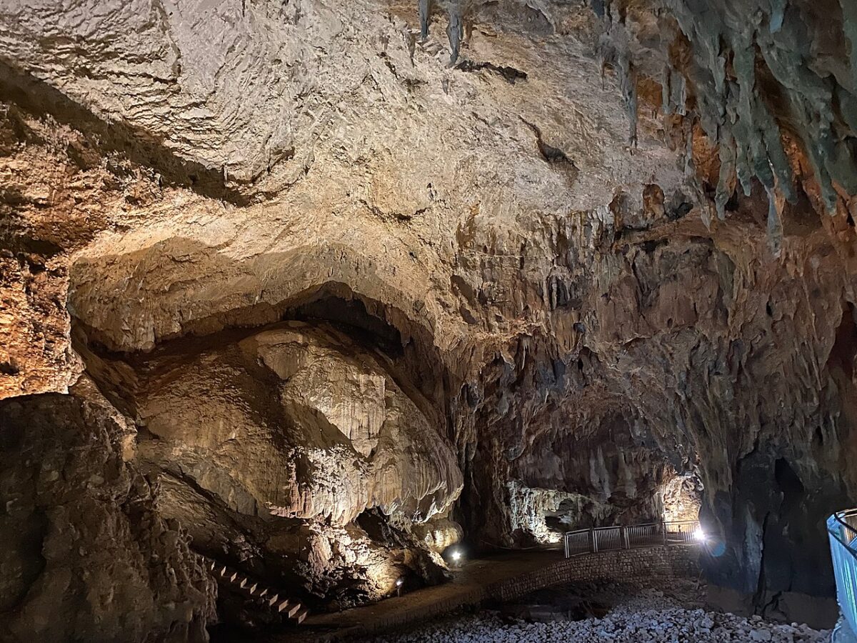 Queste meravigliose grotte sotterranee immergono in un mondo magico e si trovano proprio in Italia