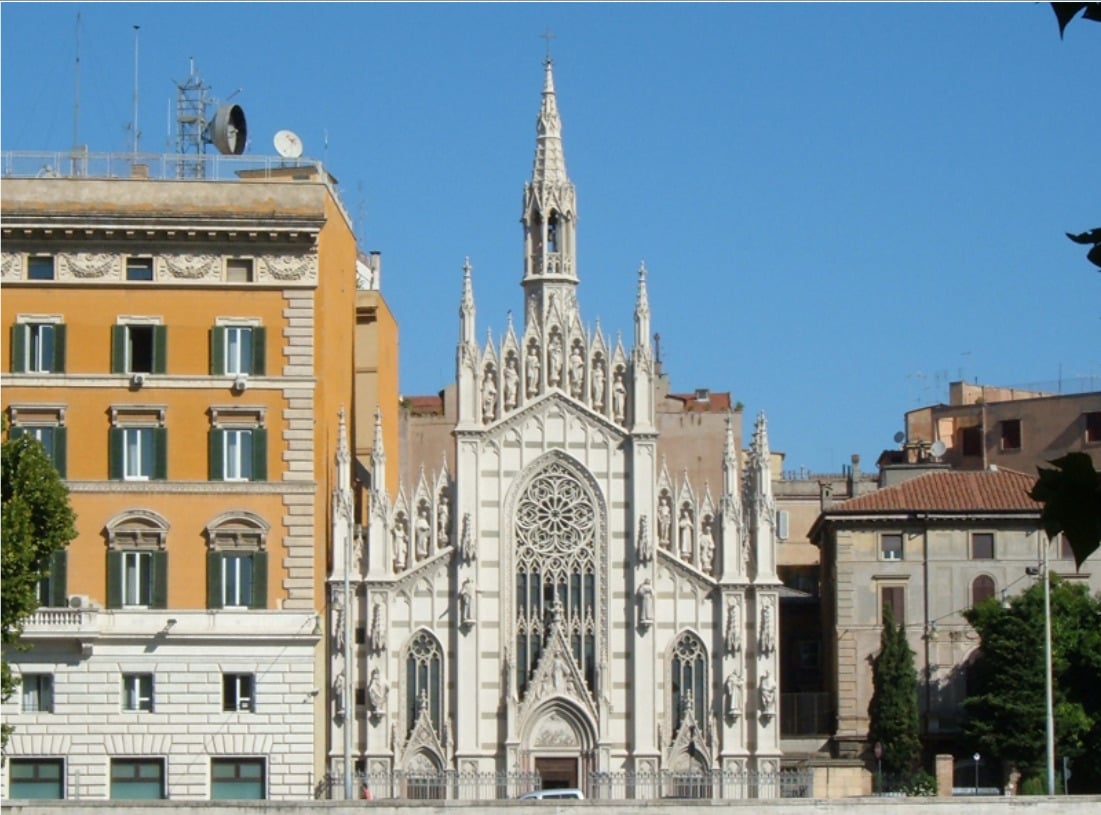 Questa splendida chiesa è una copia del Duomo di Milano e al suo interno ha un incredibile museo