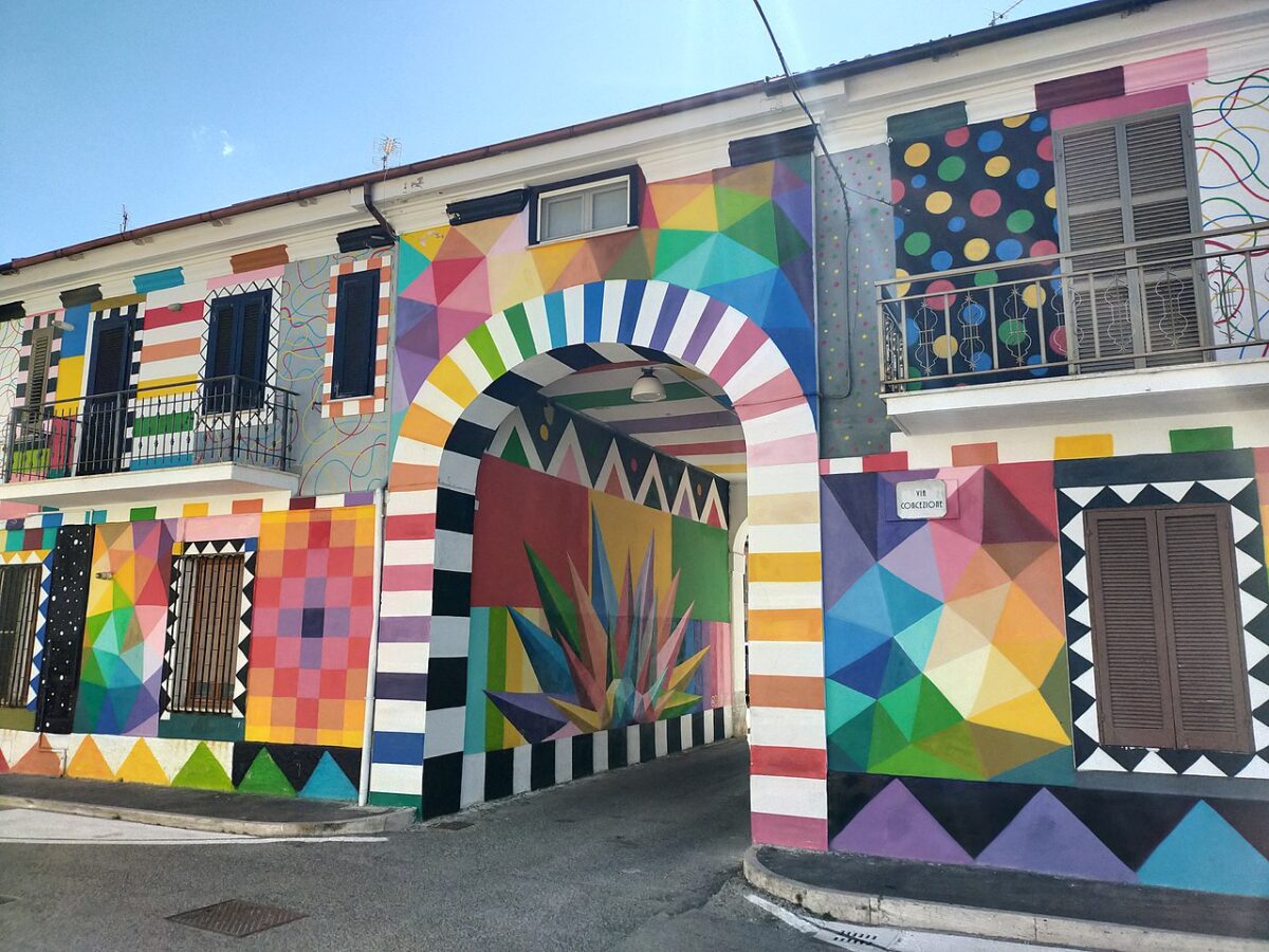 Il borgo più colorato d’Italia ti aspetta per una giornata indimenticabile e ricca di allegria