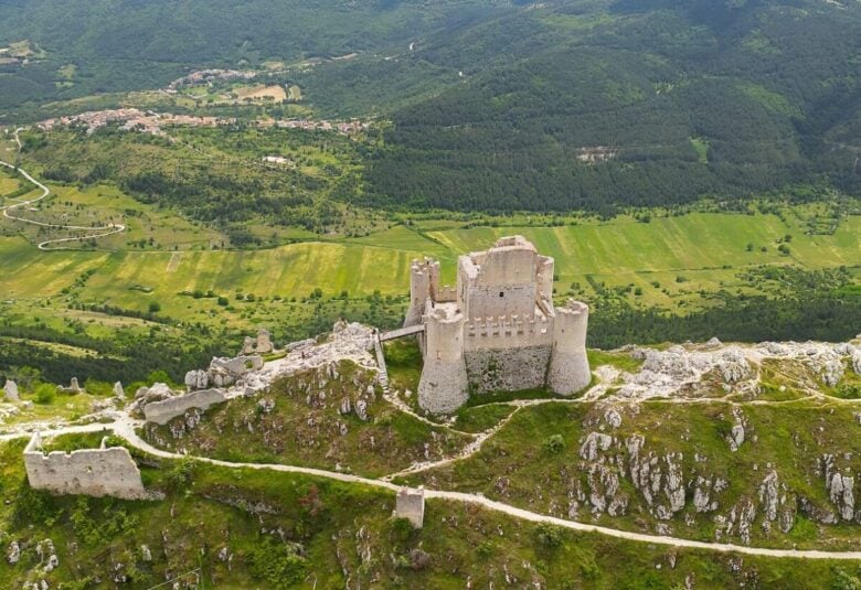 Il castello di Rocca Calascio il più alto d'Italia e racconta una ...